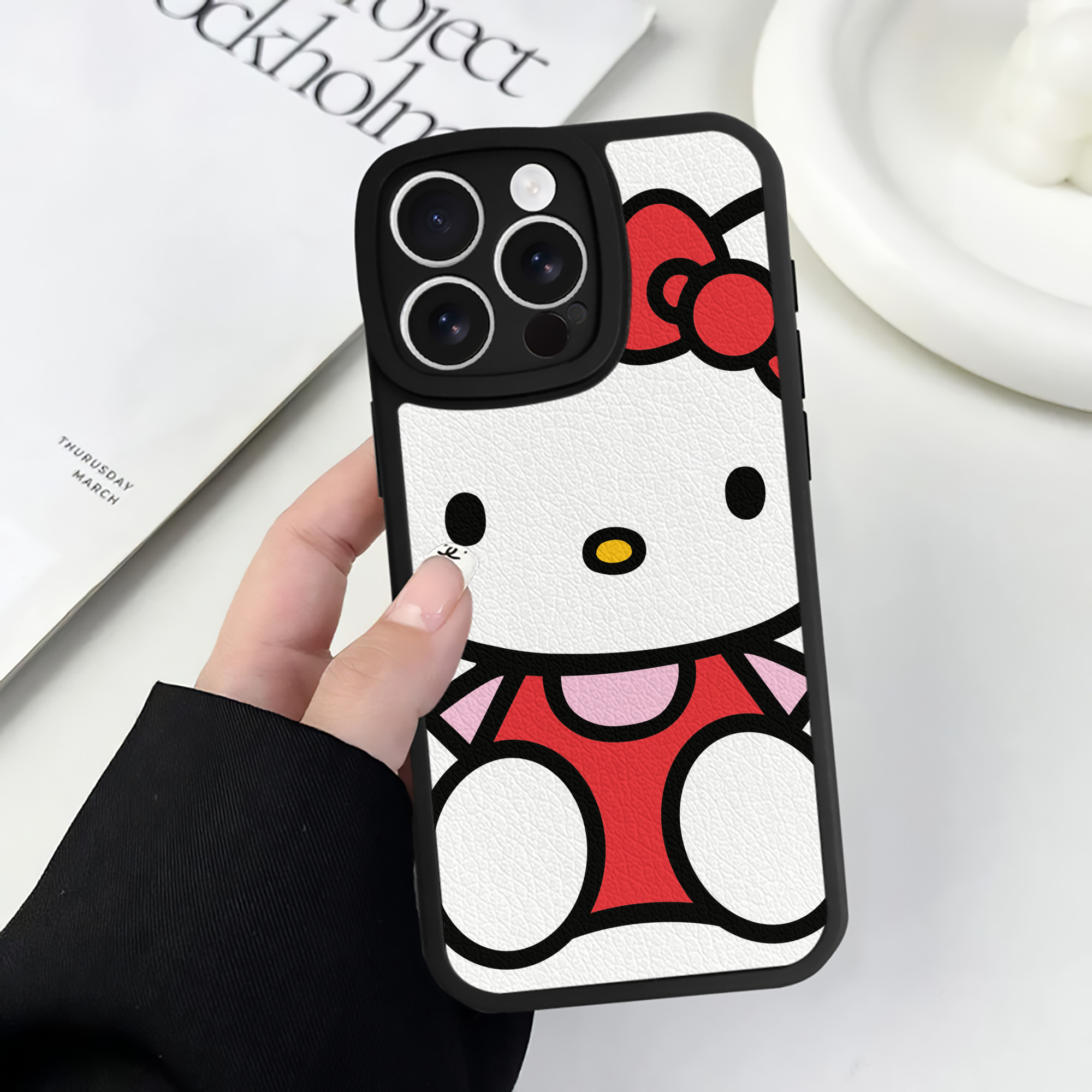 （画像用） Hello Kitty ハローキティ 【iPhone 16シリーズ対応】シリコンスマホケース（レザー調） 材質：シリコン